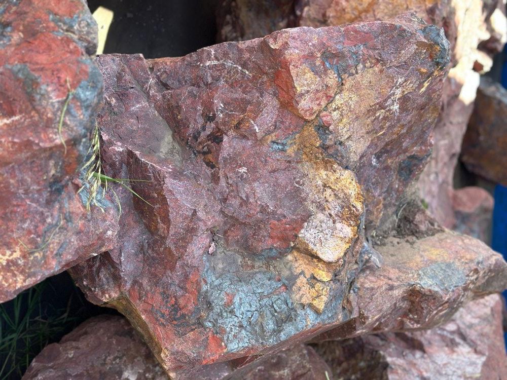 Камни для ландшафтного дизайна красно-фиолетовые 10-60 килограмм купить в Горнозаводске