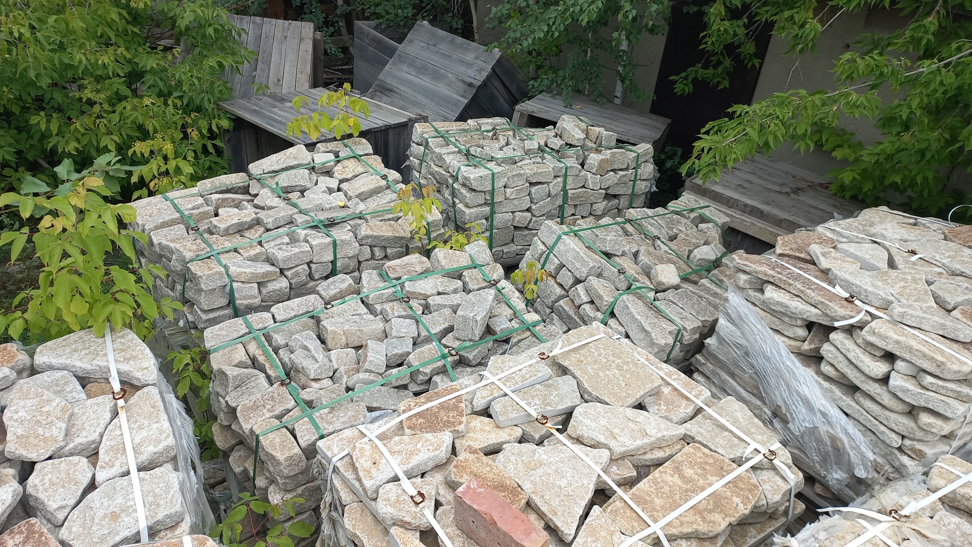 Плитняк галтованный гранитный для ландшафтного дизайна купить в Горнозаводске