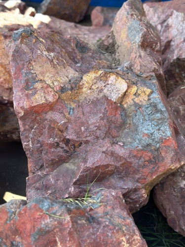 Камни для ландшафтного дизайна красно-фиолетовые 10-60 килограмм купить в Горнозаводске