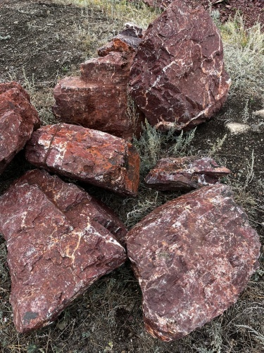 Ландшафтные глыбы красно-фиолетовые 200-1000 килограмм купить в Горнозаводске