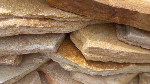 Плитняк златолит жёлтый золотистый для отмостки купить в Горнозаводске