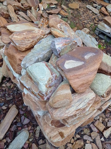 Златолит жёлтый, жёлто-зелёный глыбки и валуны для ланшафтного дизайна купить в Горнозаводске