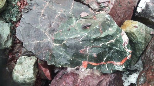 Гигантские зелёные валуны для ландшафтного дизайна весом более 5 тонн купить в Горнозаводске