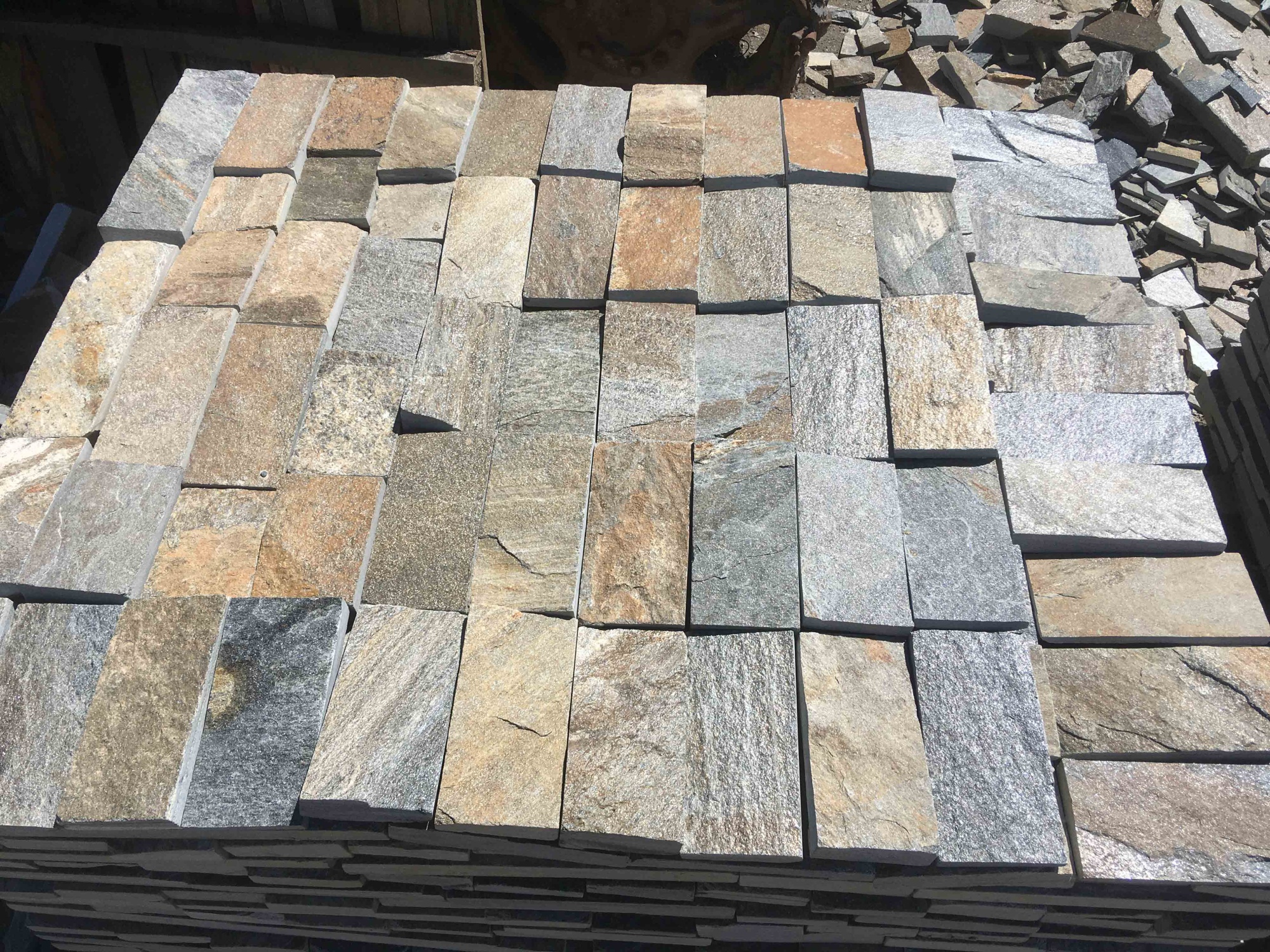 Плитка пилёная златолит Уральский для цоколя, отмостки купить в Горнозаводске