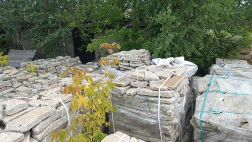 Плитняк галтованный гранитный для ландшафтного дизайна купить в Горнозаводске