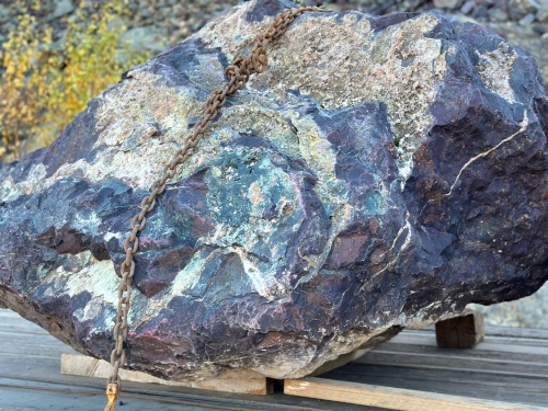 Огромные красно-фиолетовые валуны для ландшафтного дизайна весом более 5 тонн купить в Горнозаводске