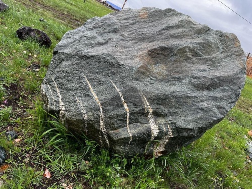 Гигантские зелёные валуны для ландшафтного дизайна весом более 5 тонн купить в Горнозаводске