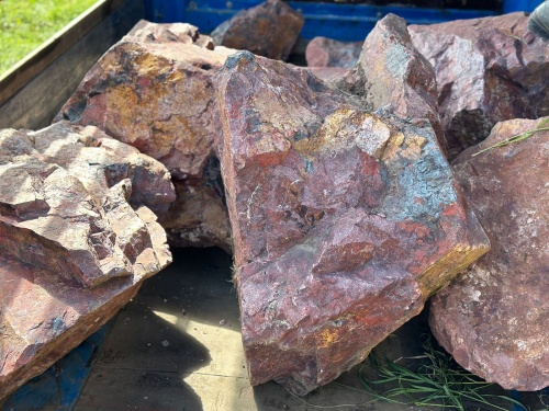 Ландшафтные глыбы красно-фиолетовые 200-1000 килограмм купить в Горнозаводске