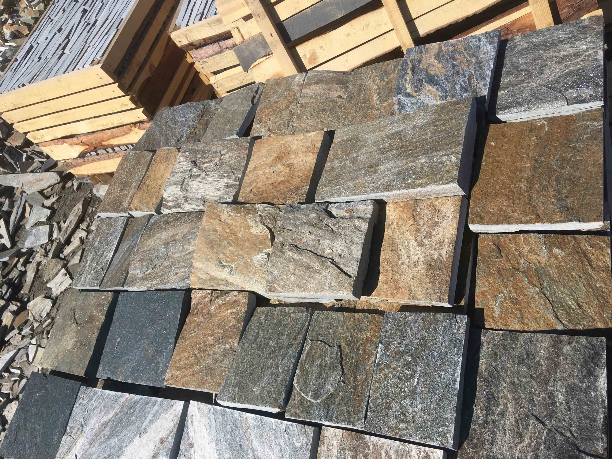 Плитка пилёная златолит Уральский для цоколя, отмостки купить в Горнозаводске