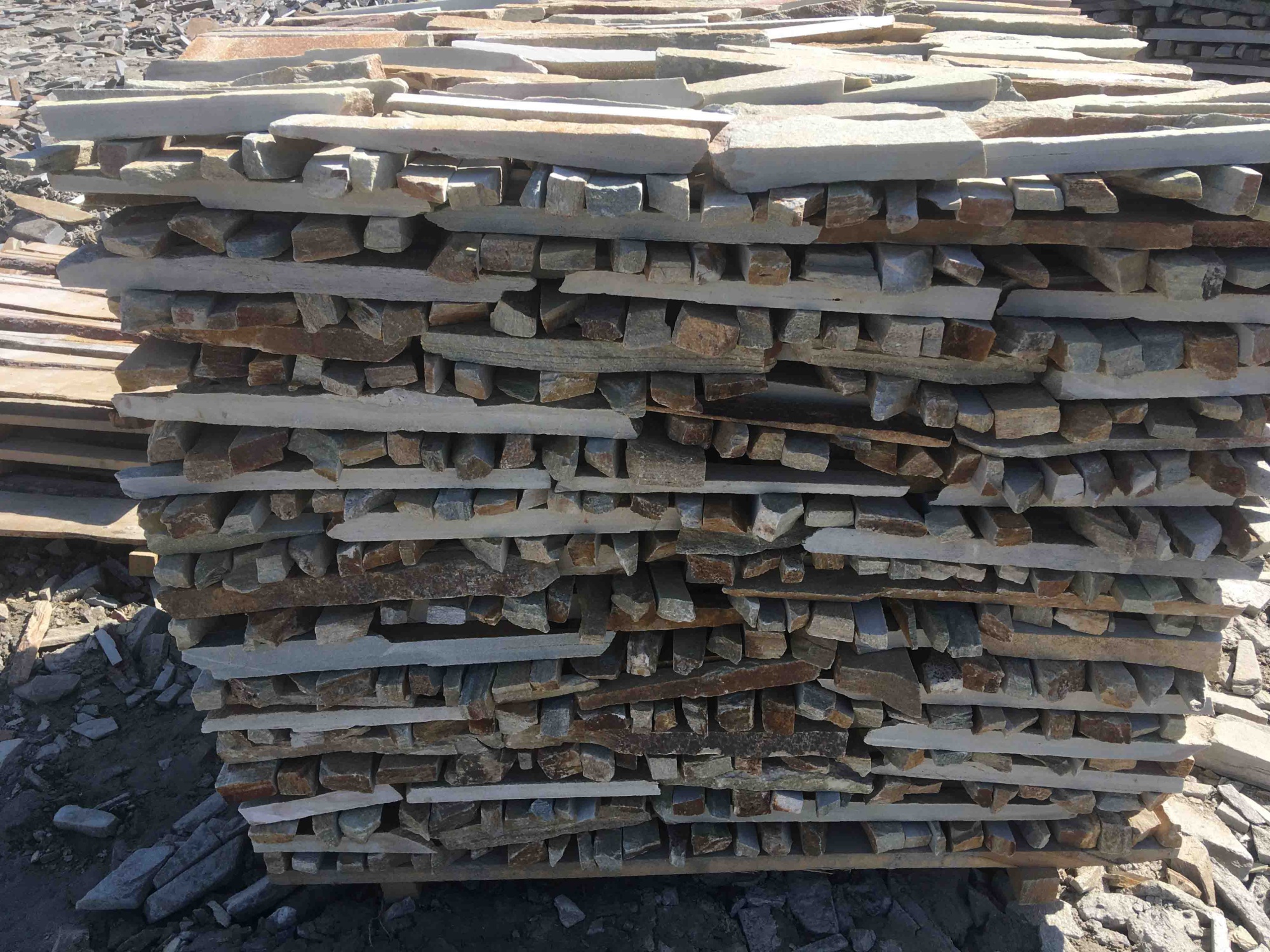 Горбушка златолит золотистый для облицовки купить в Горнозаводске