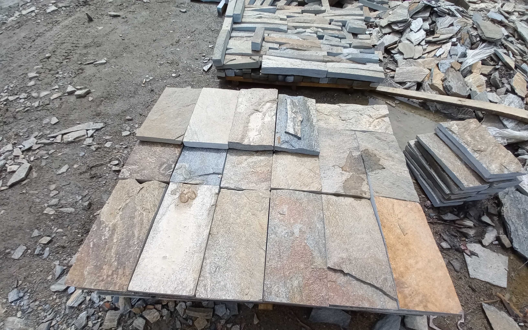 Плитка пилёная златолит Уральский для цоколя, отмостки купить в Горнозаводске