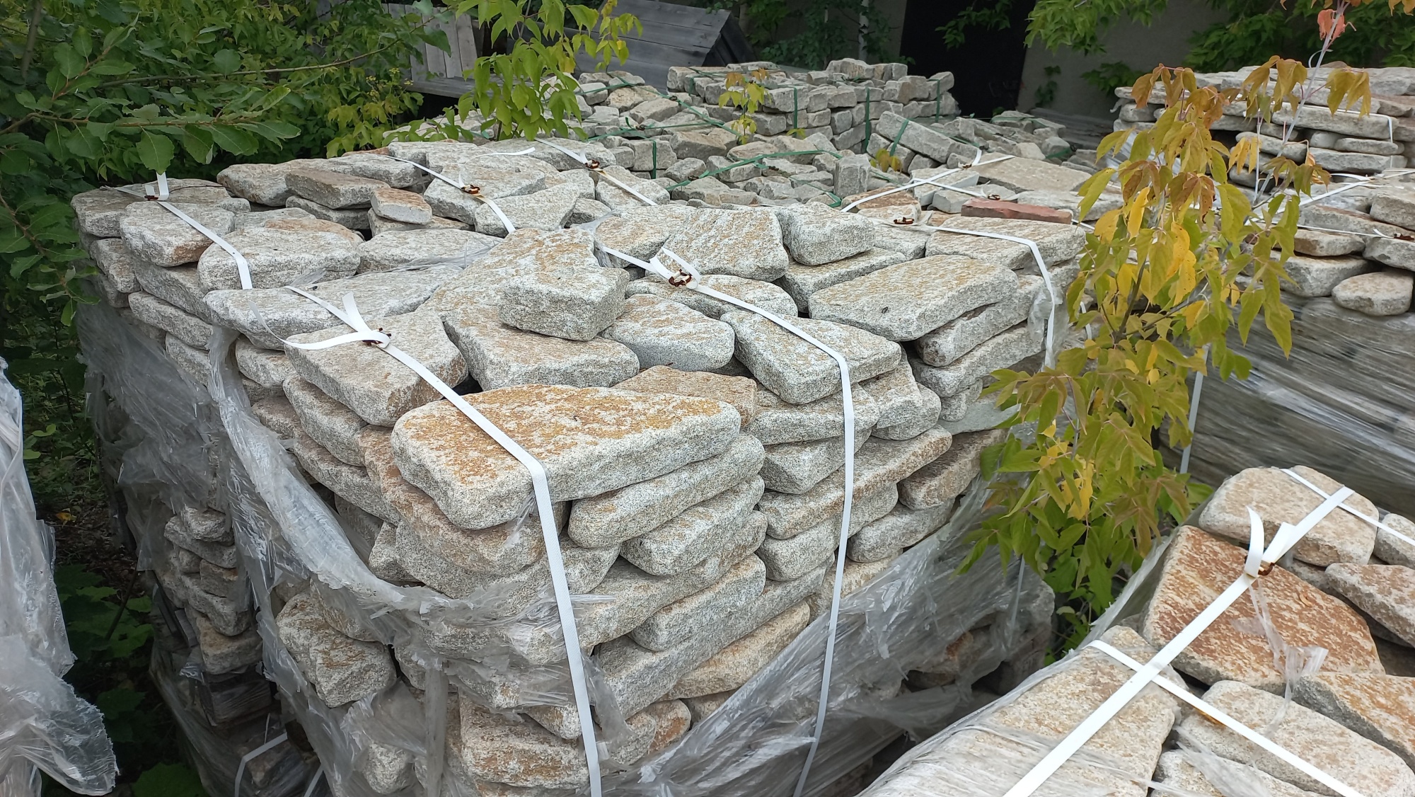 Плитняк галтованный гранитный для ландшафтного дизайна купить в Горнозаводске