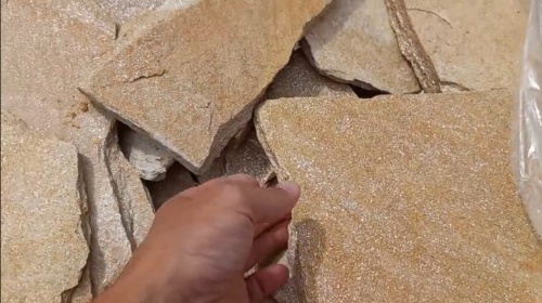 Плитняк златолит жёлтый золотистый для отмостки купить в Горнозаводске