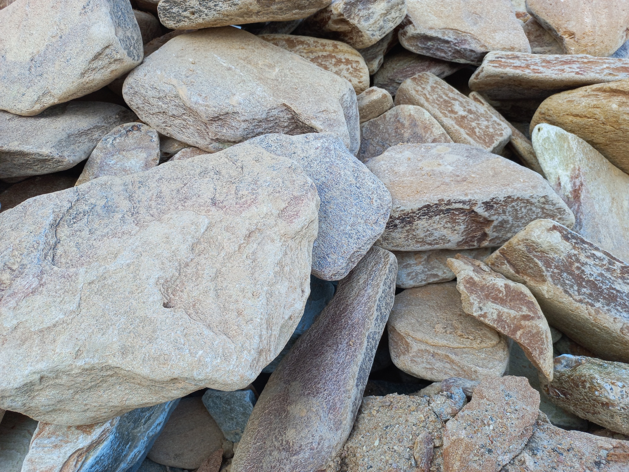 Златолит жёлтый, жёлто-зелёный глыбки и валуны для ланшафтного дизайна купить в Горнозаводске