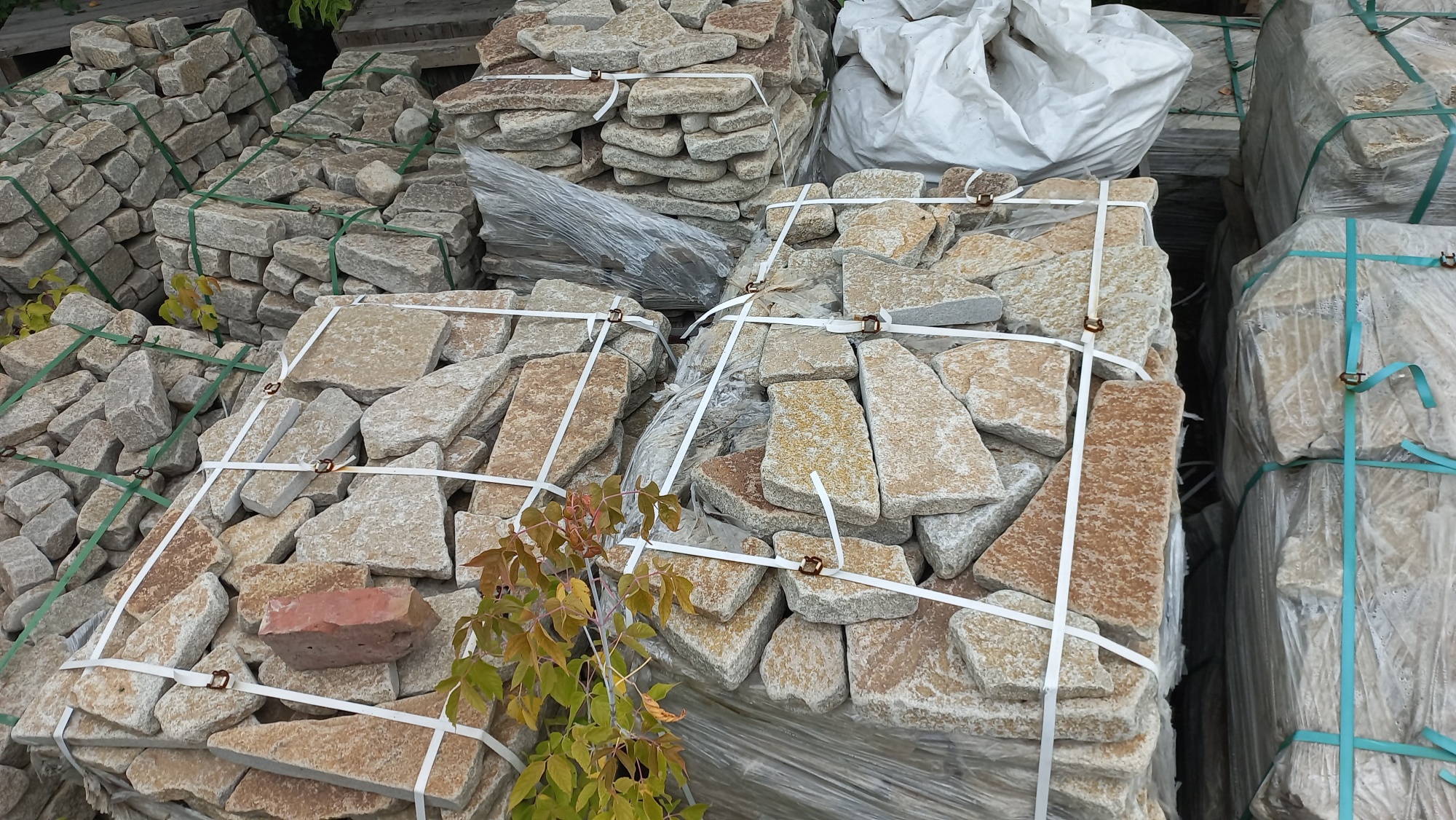 Плитняк гранитный галтованный купить в Горнозаводске