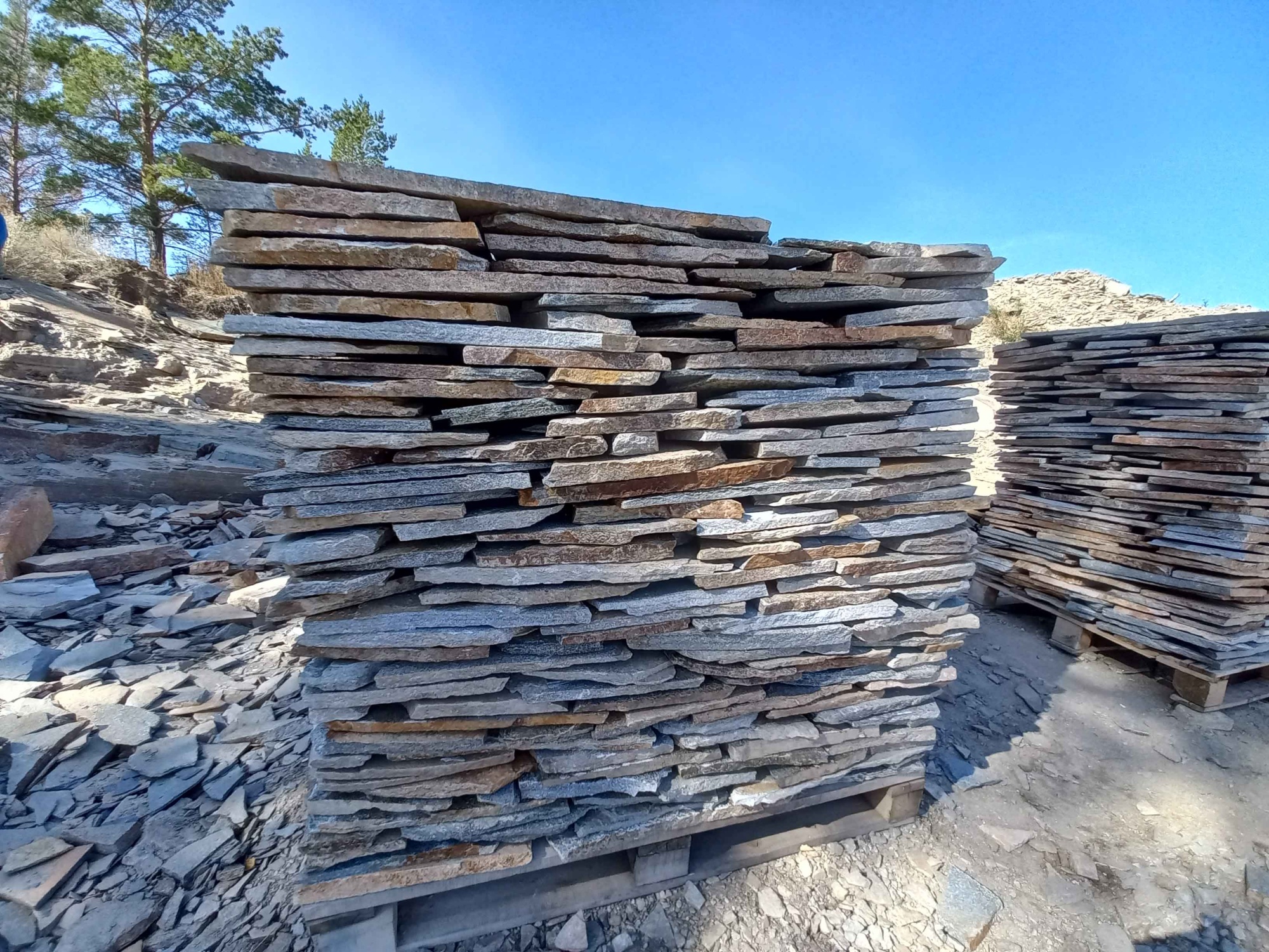 Плитняк златолит серебристый для фасада купить в Горнозаводске