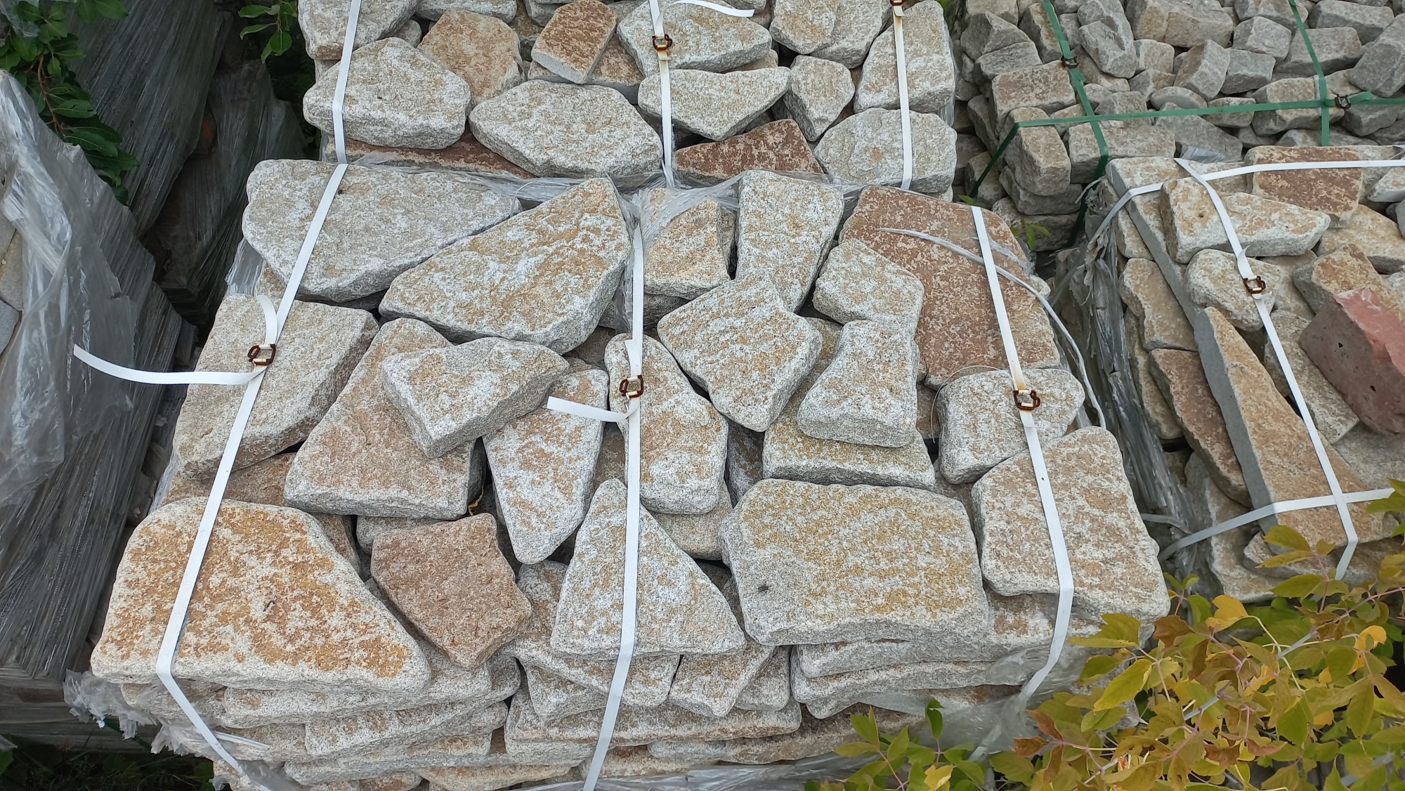 Плитняк галтованный гранитный для ландшафтного дизайна купить в Горнозаводске