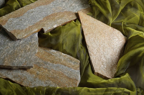 Плитняк златолит Уральский для цоколя, отмостки купить в Горнозаводске