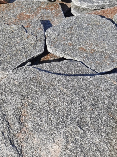 Златолит серебристый галтованный для лестниц купить в Горнозаводске