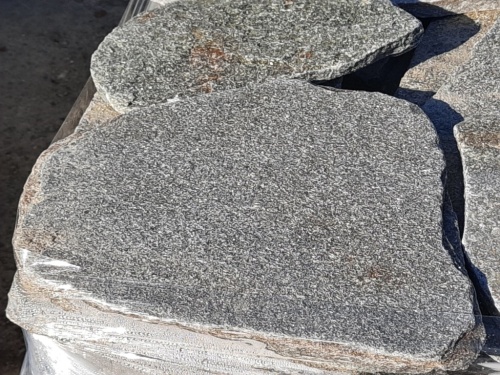 Златолит серебристый галтованный для лестниц купить в Горнозаводске