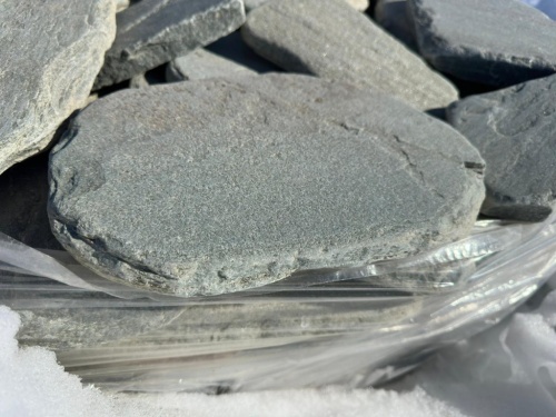 Плитняк златолит зелёный галтованный для мощения на бетон купить в Горнозаводске